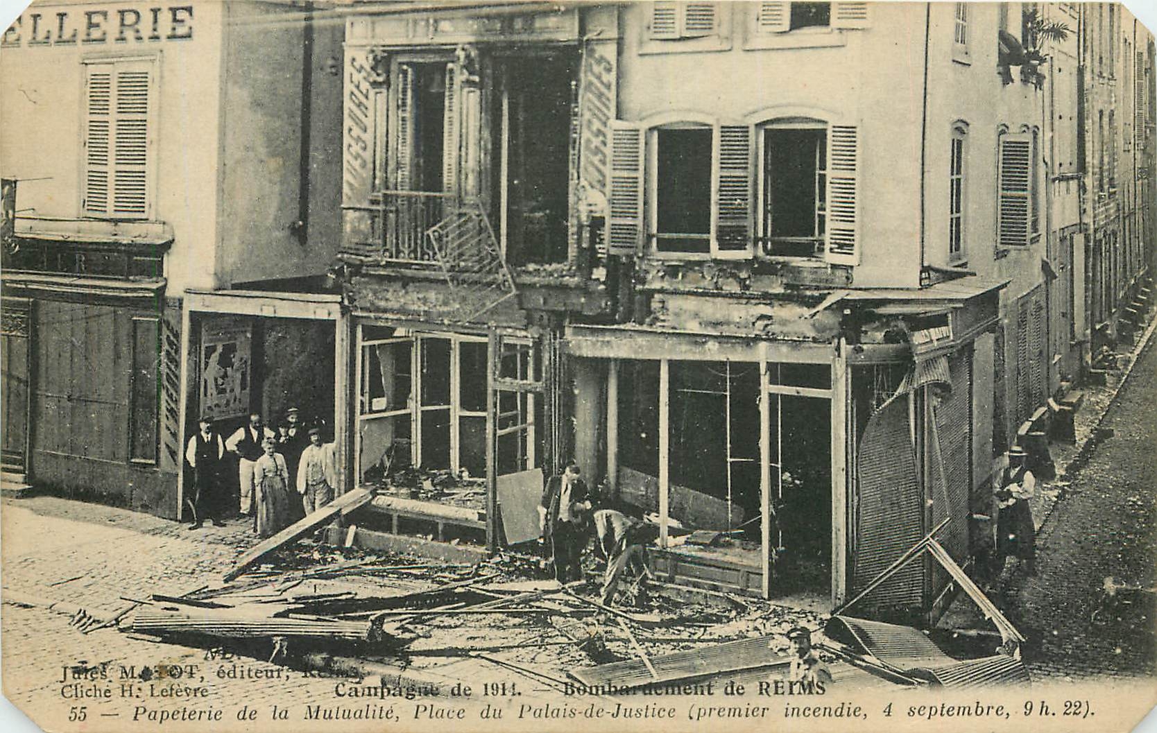 CPA Campagne de 1914 Bombardement de Reims Papiere de la Mulualite Place du Palais de Justice Milita