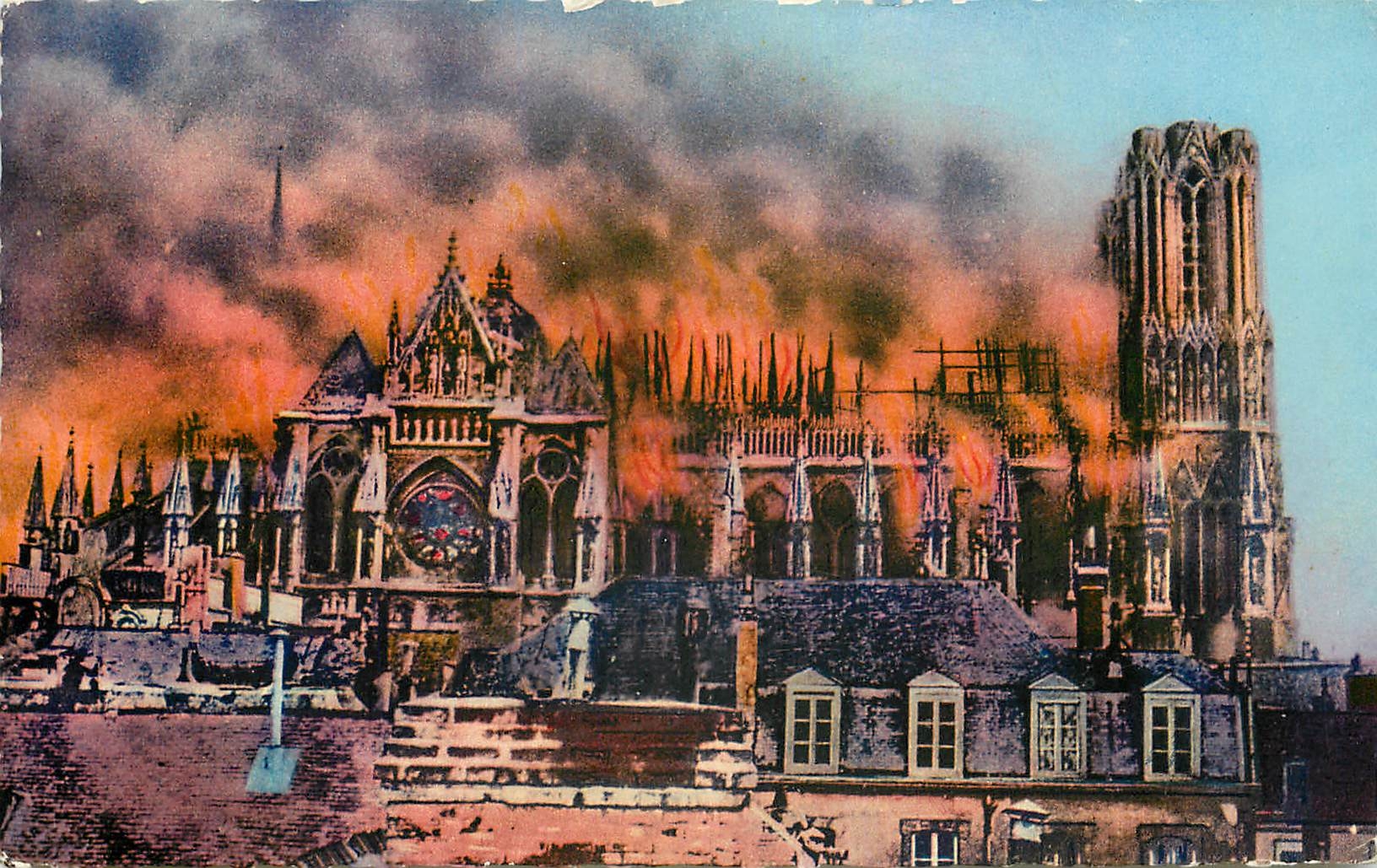 CPA Reims Marne Photographie authentique de la Cathedrale de Reims pendant l'incendie 19 septembre 1