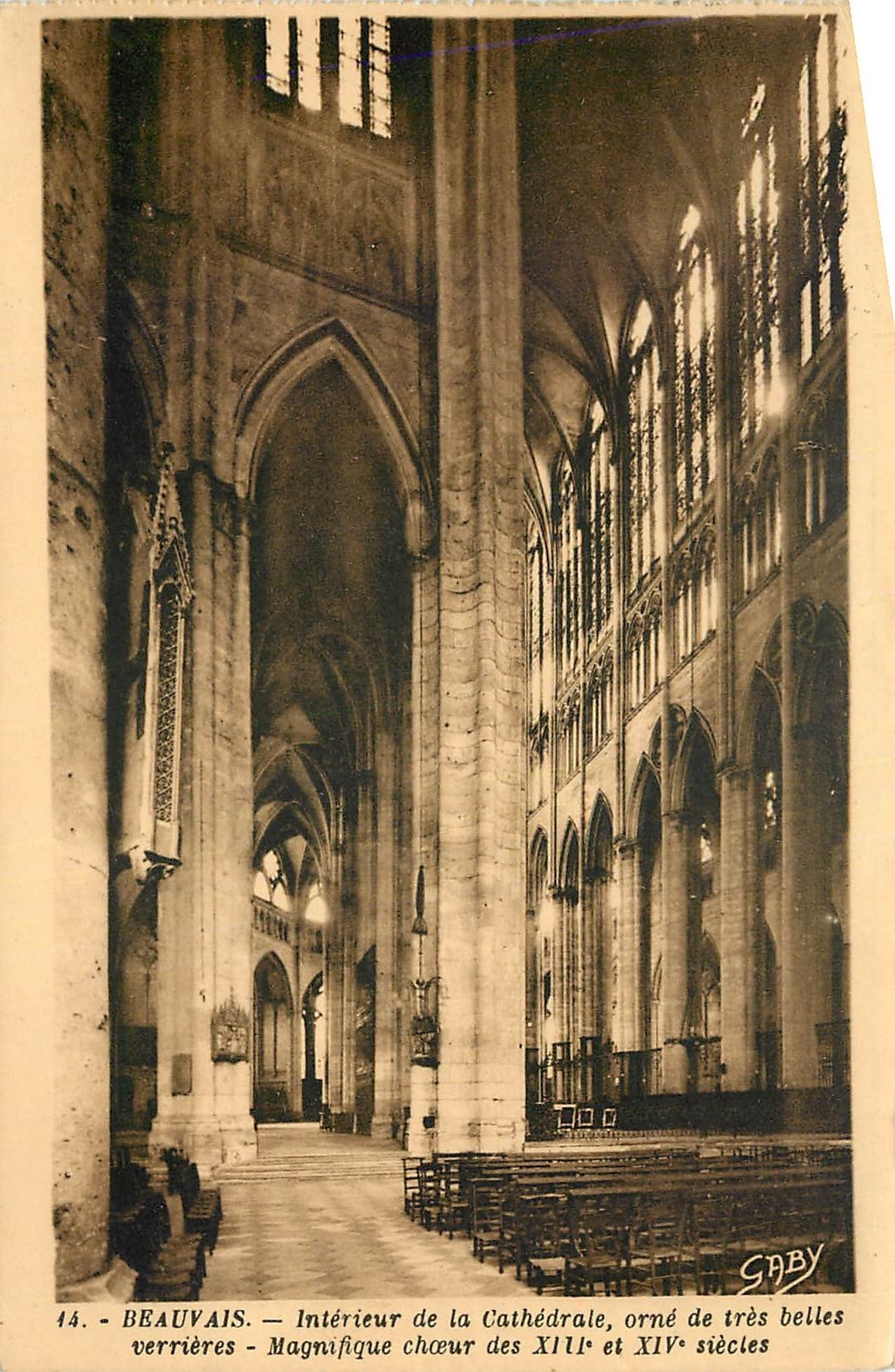 CPA Beauvais Interieur de la Cathedrale orne de tres belles verrieres Magnifique choeur