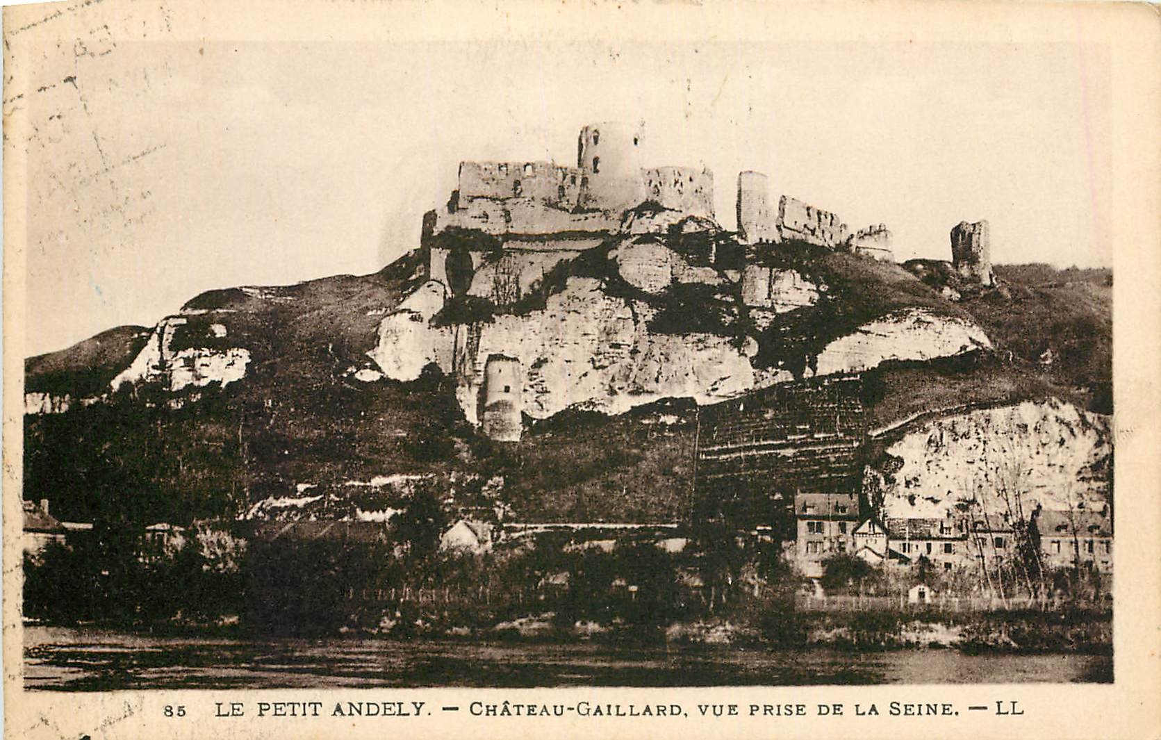 CPA Le Petit Andely Chateau Gaillard vue prise de la Seine 