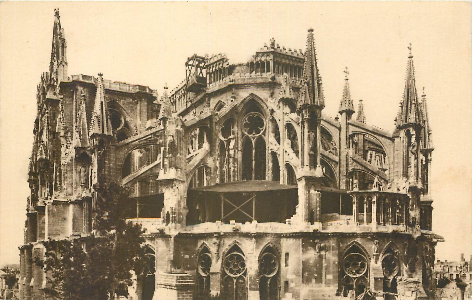 CPA Reims en ruines Abside de la Cathedrale 