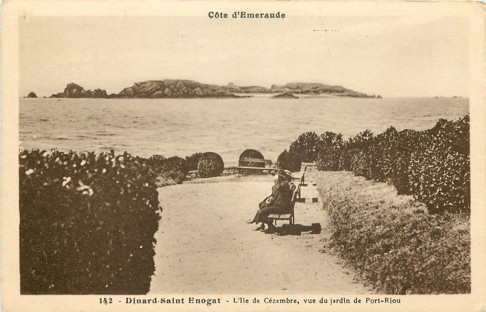CPA Cote d'Emeraude Dinard Saint Enogat l'ile de Cezembre vue du jardin de Port Riou 
