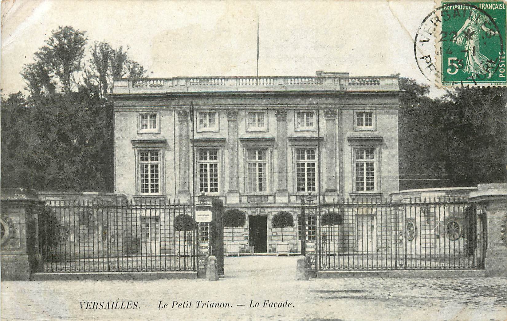 CPA Versailles le Petit Trianon la Facade 
