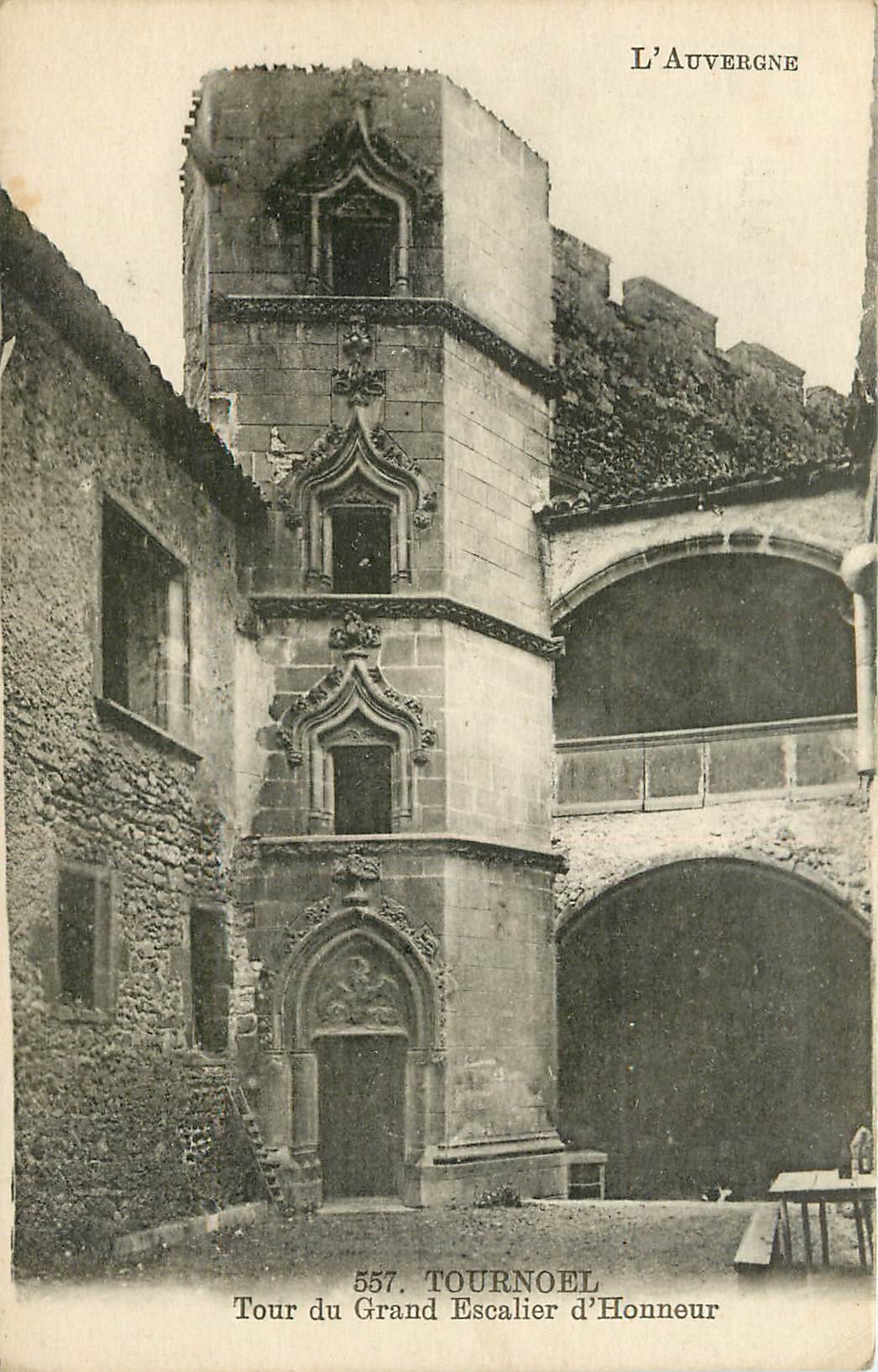 CPA L'Auvergne Tournoel Tour du Grand Escalier d'Honneur