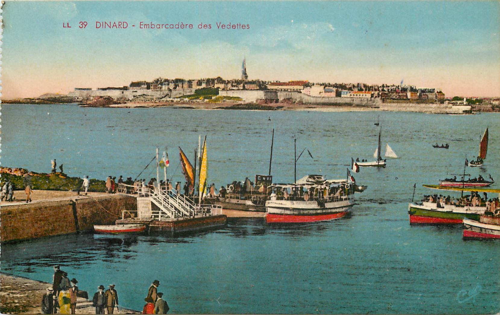 CPA Dinard Embarcadere des Vedettes Bateaux
