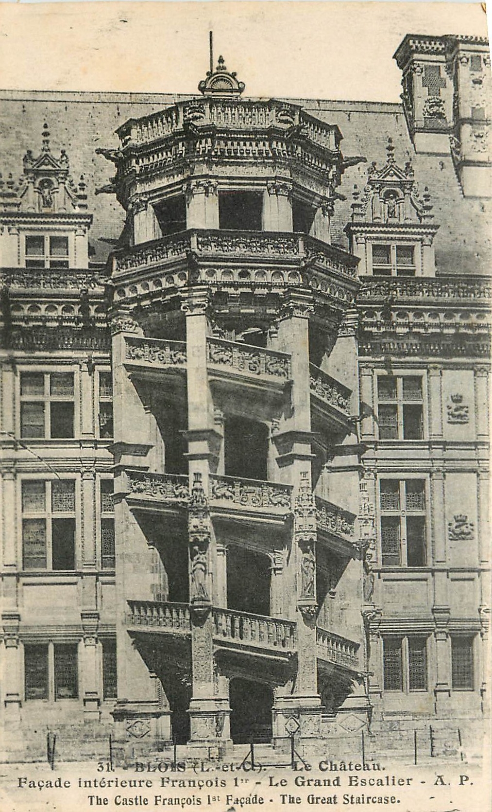 CPA Blois L et Ch le Chateau facade interieure Francois Ier le grand escalier