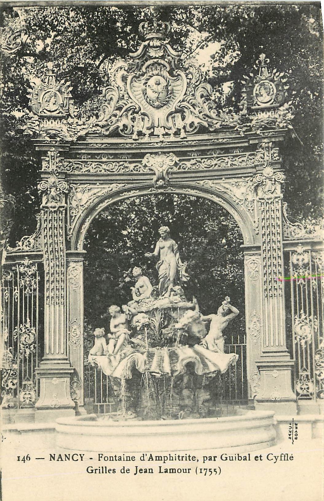 CPA Nancy fontaine d'Apmphitite par Guibal et Cyffle Grilles de Jean Lamour 