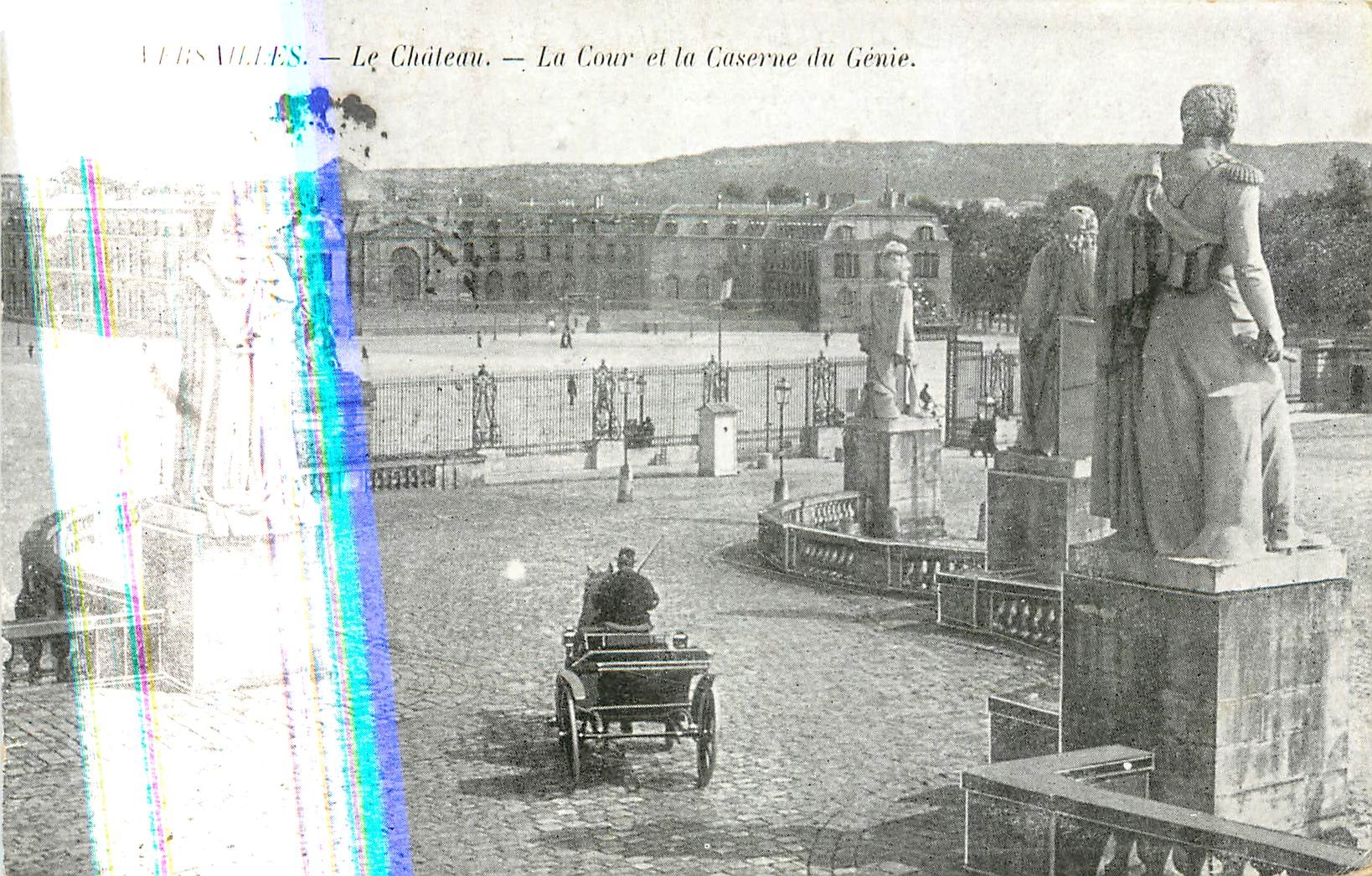 CPA Versailles le Chateau La cour et la Caserne du Genie 