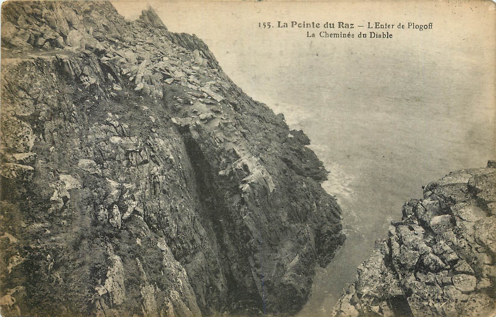 CPA La Pointe du Raz l'Enter de Plogoft la Cheminee du Diable 