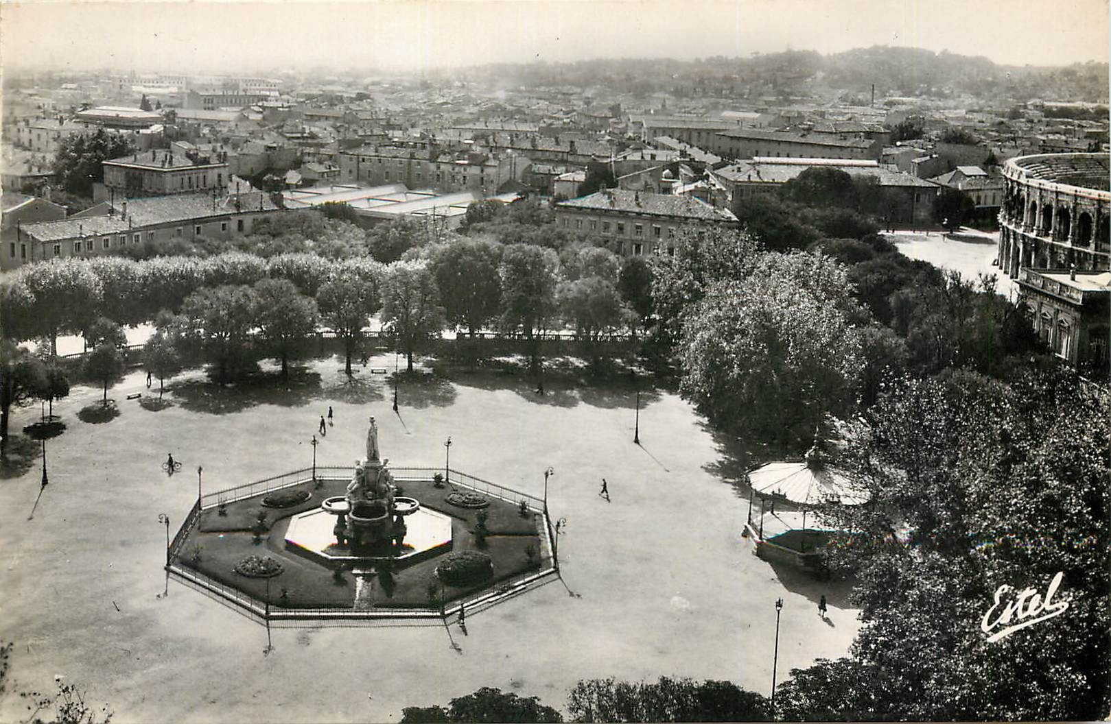 CPA Nimes l'Esplanade la Fontaine Pradier et les Arenes 
