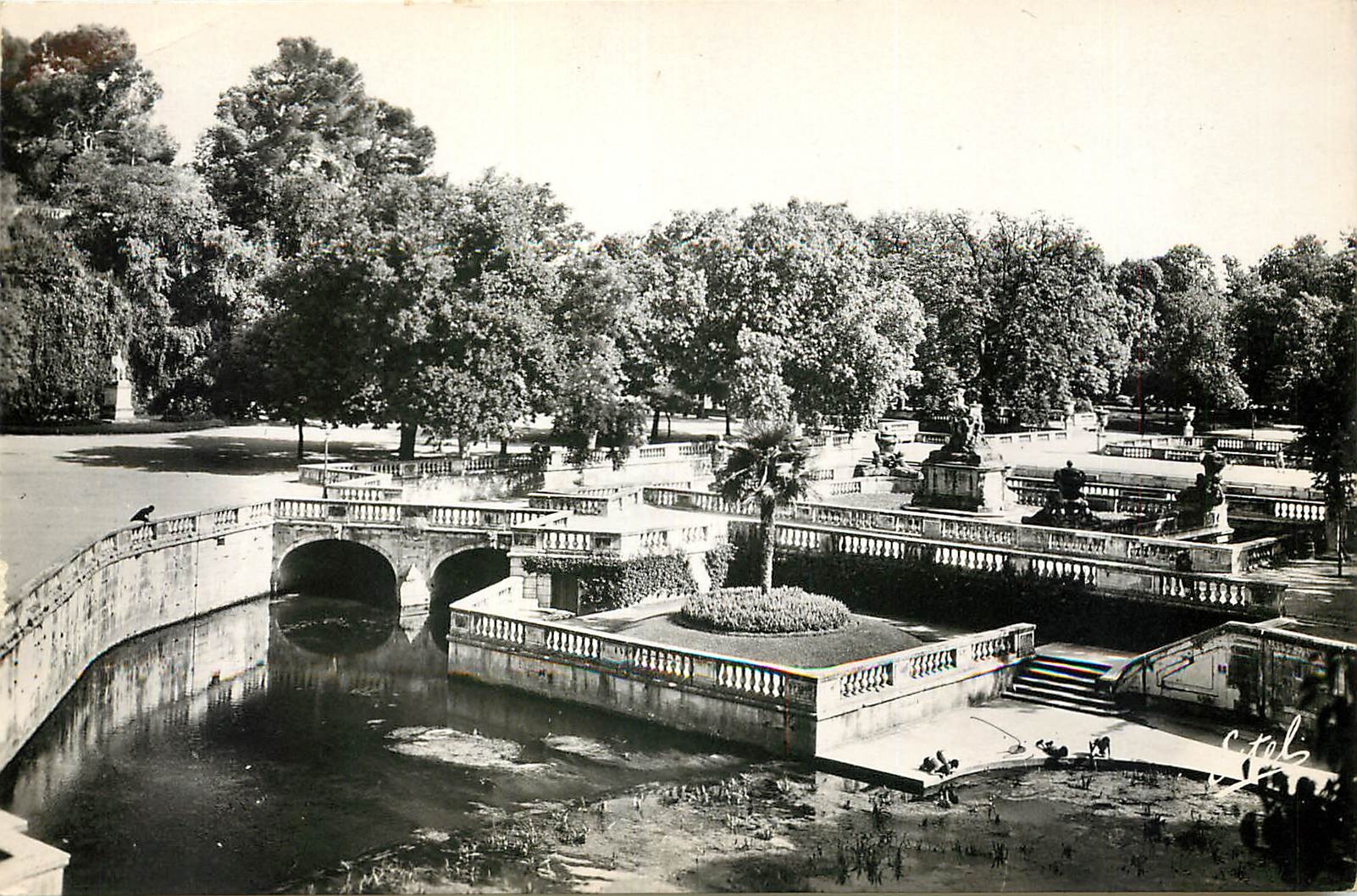 CPA Nimes Vue sur le Jardin de la Fontaine