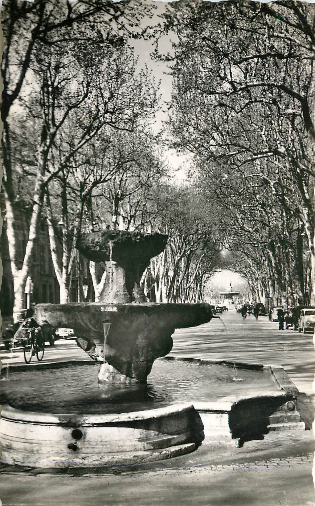 CPA La Cite du Roy Rene Aix en Provence Fontaine des Neufs Canons 