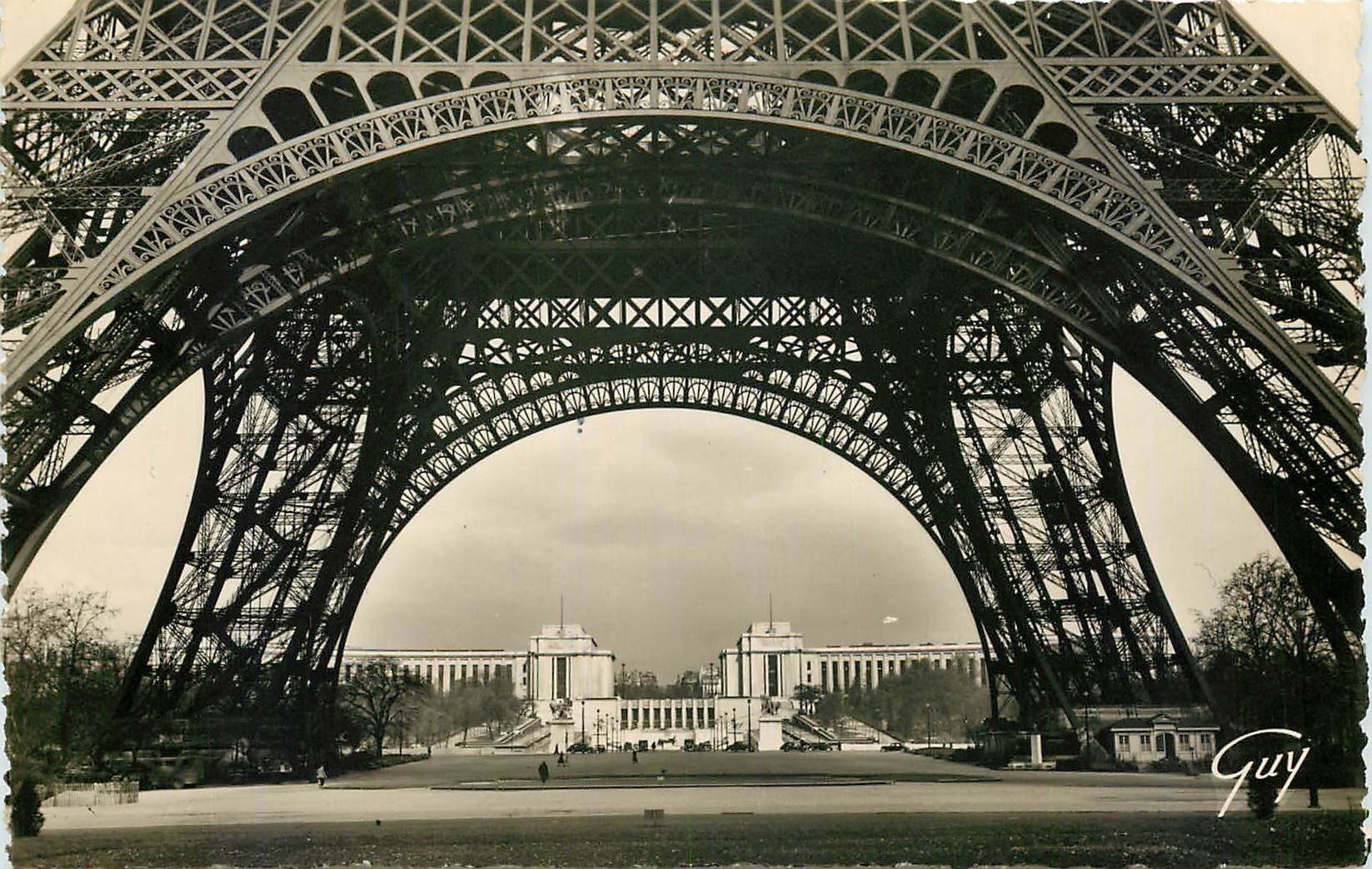 CPA Paris e ses Merveilles Le Palais de Chaillot vu sous la Tour Eiffel 