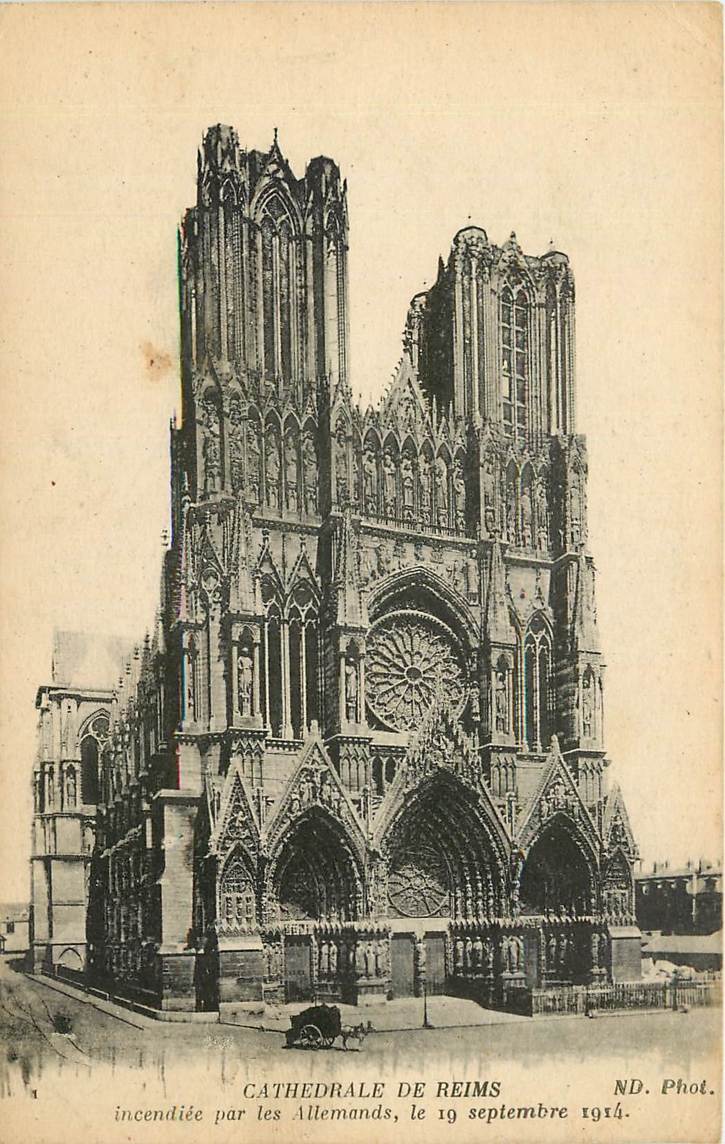 CPA Cathedrale de Reims Incendiee par les Allemands 