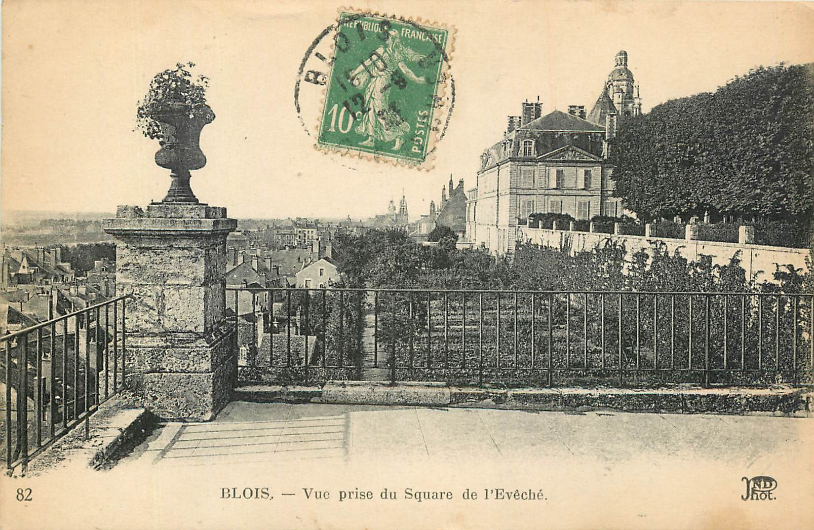CPA Blois Vue prise du Square de l'Eveche 
