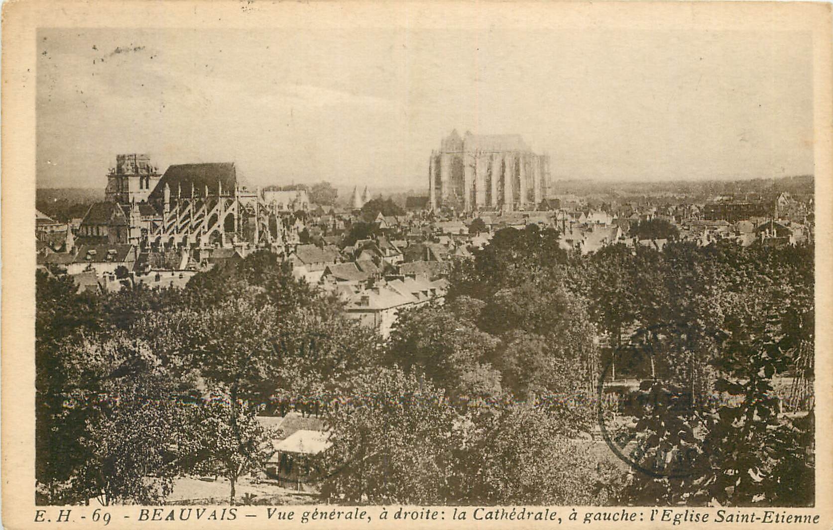 CPA Beauvais vue generale a droite la Cathedrale a gauche l'Eglise Saint Etienne 