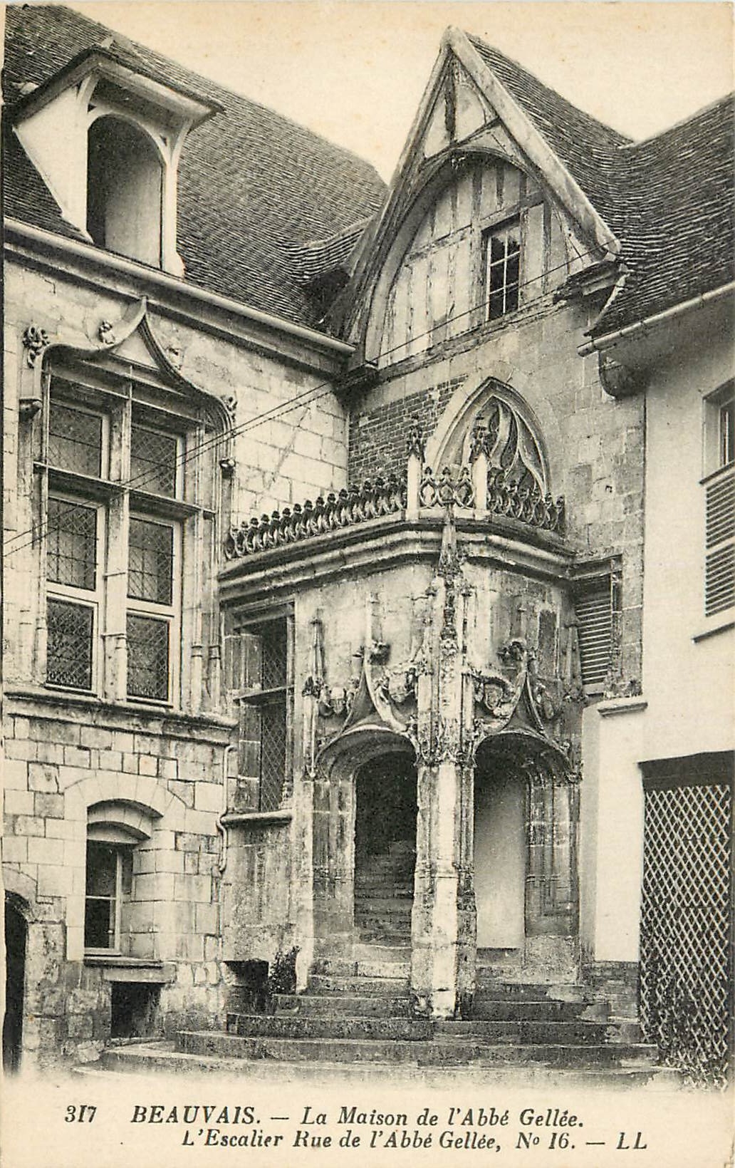 CPA Beauvais la maison de l'Abbe Gellee l'escalier rue de l'Abbe Gellee 