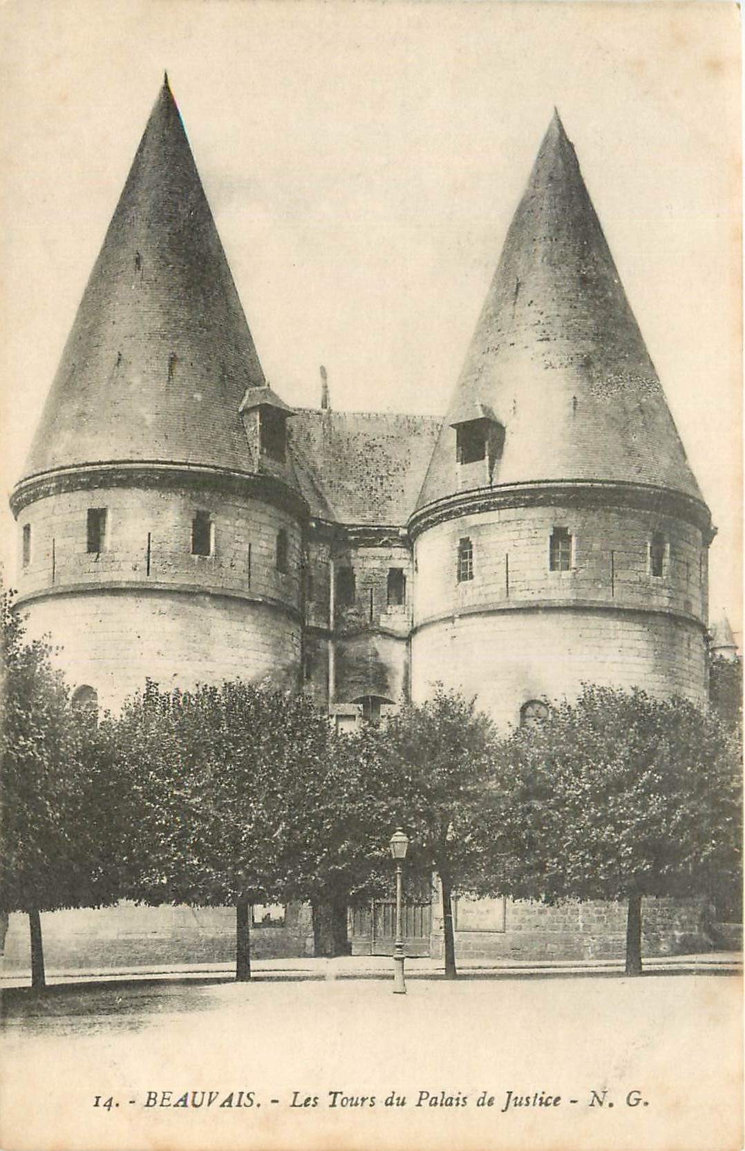 CPA Beauvais les Tours du Palais de Justice 