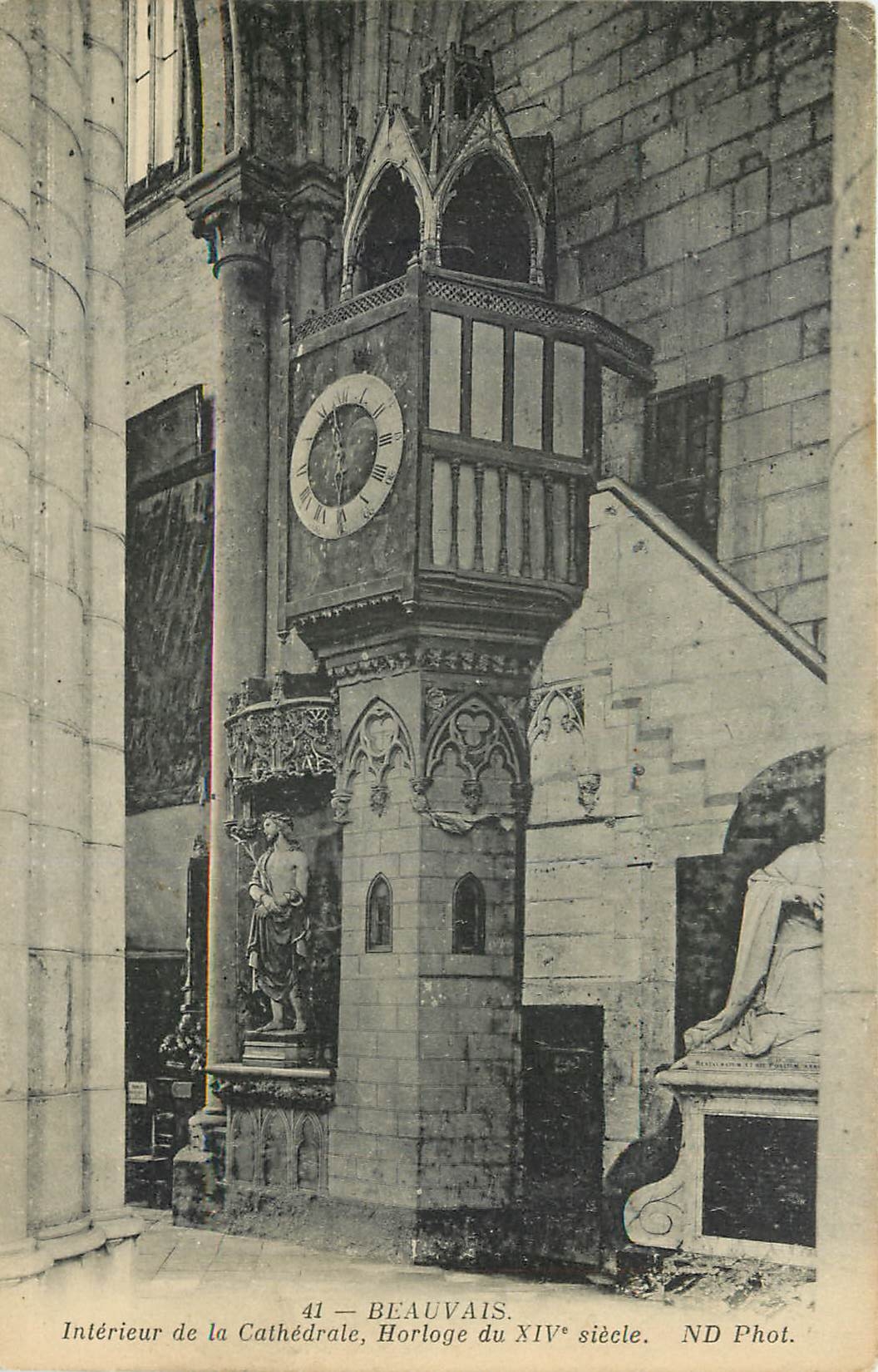 CPA Beauvais Interieur de la Cathedrale Horloge du XIV siecle