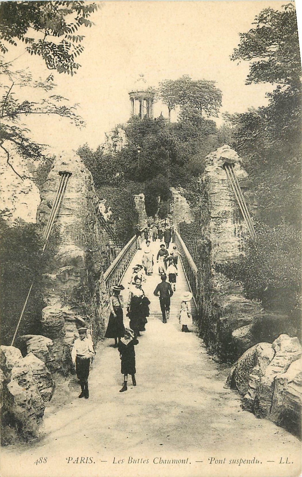 CPA Paris les Buttes Chaumont Pont suspendu