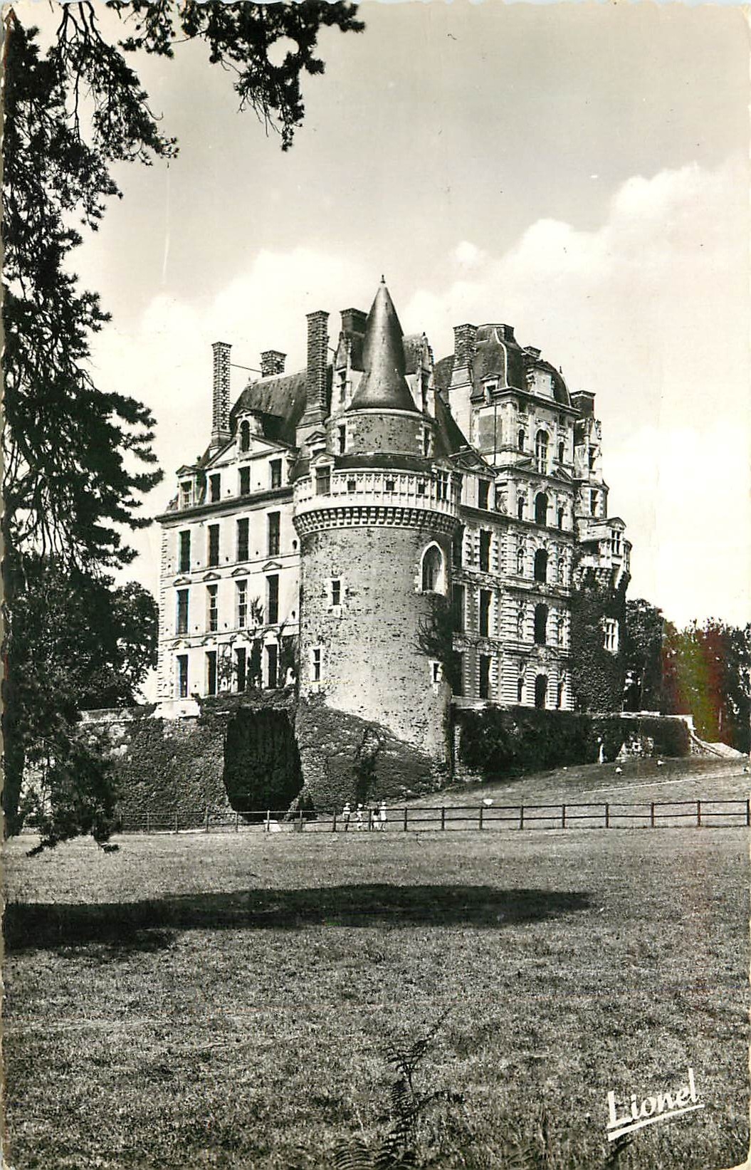 CPA Chateau de Brissac Maine et loire Monument historique la Tour Sud XV S est avec celle du Nord ce