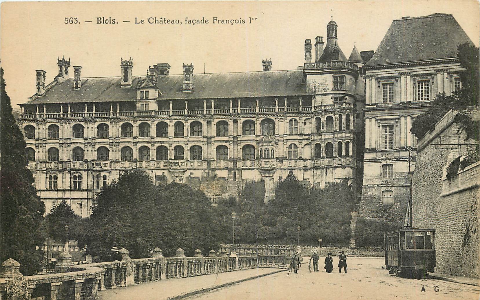 CPA Blois Le Chateau facade Francois 1er Tramway