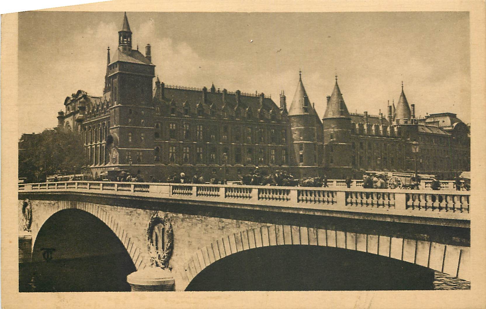 CPA Paris la Conciergerie la tour de l'horloge et le pont au Change 