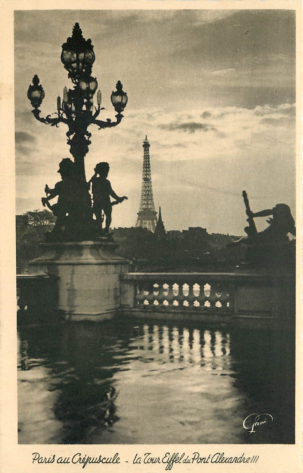 CPA Paris au Crepuscule la tour Eiffel du Pont Alexandre III