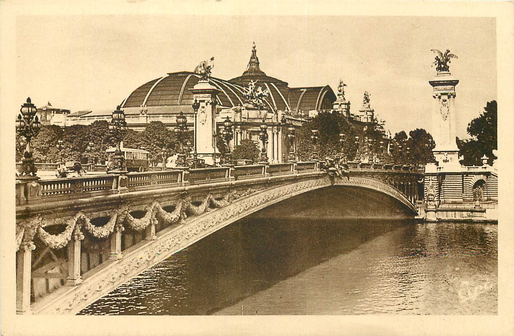 CPA En Visitant Paris Pont Alexandre III et Grand Palais 