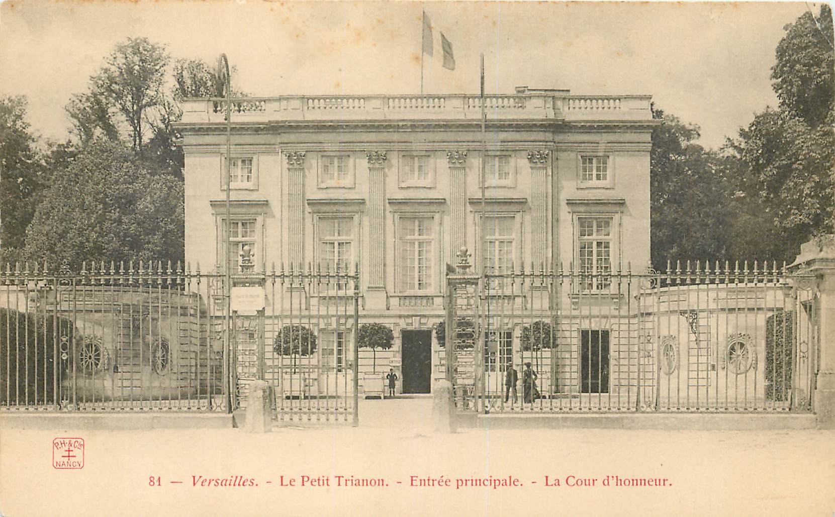 CPA Versailles Le Petit Trianon Entree principale La Cour d'Honneur