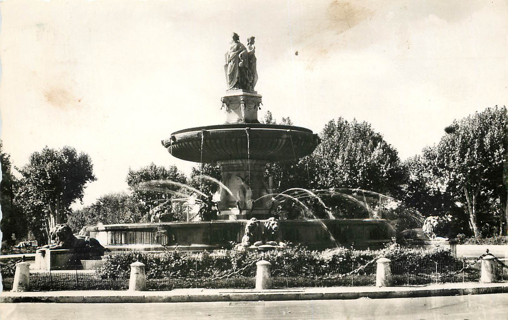 CPA La Cite du Roy Rene Aix en Provence La Grande Fontaine sur la Roonde