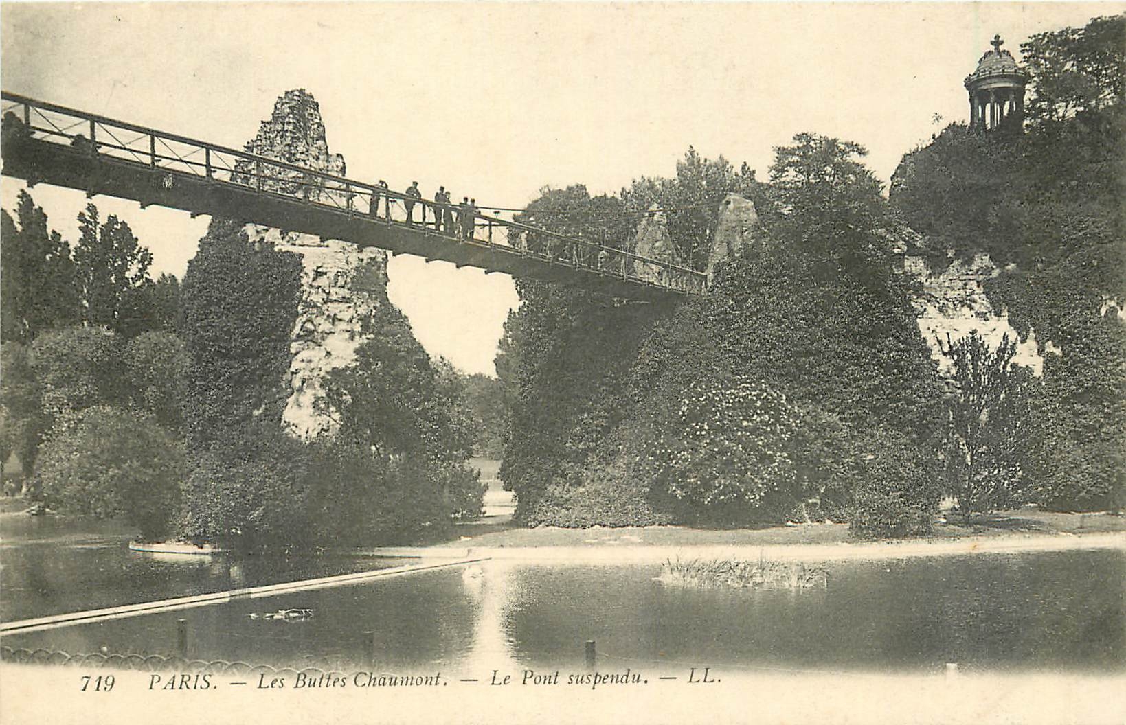 CPA Paris Les Buttes Chaumont Le Pont suspendu 
