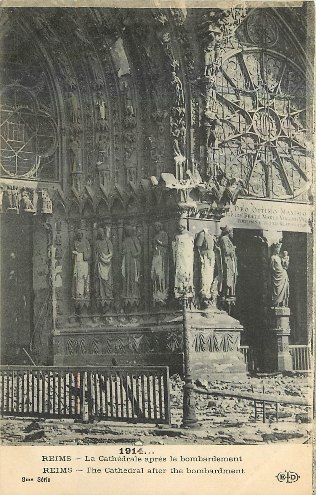 CPA Reims La Cathedrale apres le bombardement 