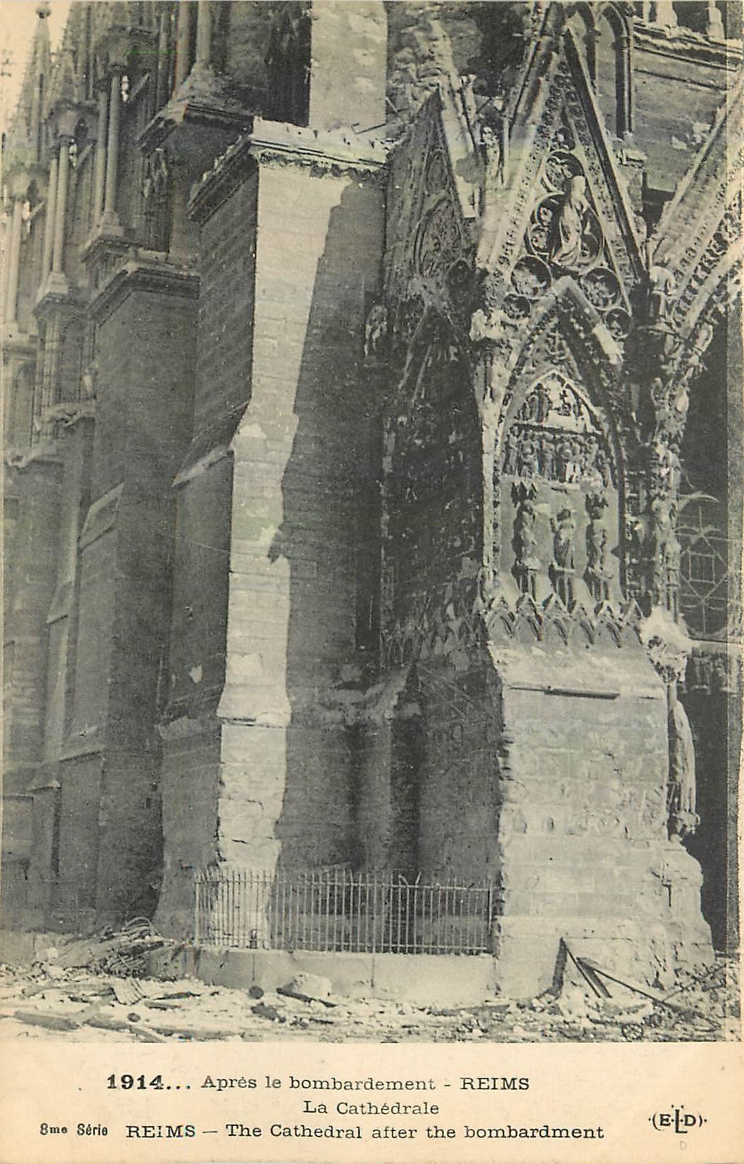 CPA Apres le bombardement Reims La Cathedrale 