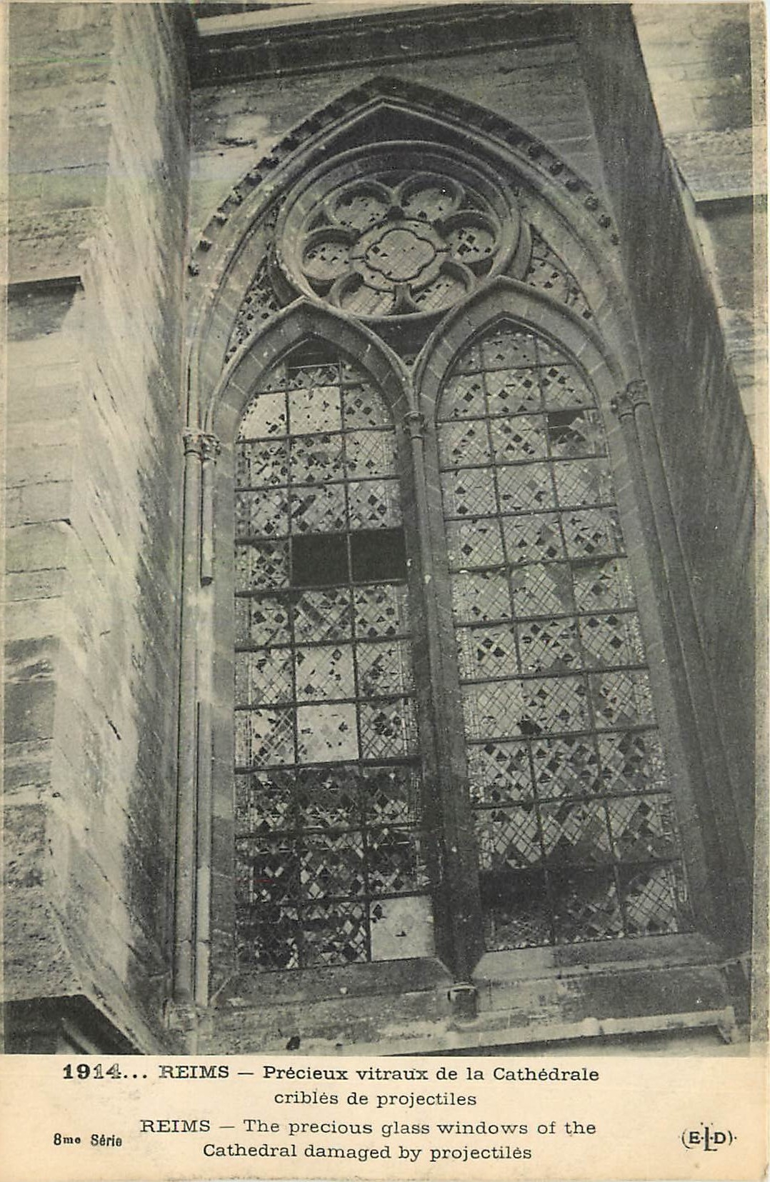 CPA Reims Precieux vitraux de la Cathedrale cribles de projectiles 