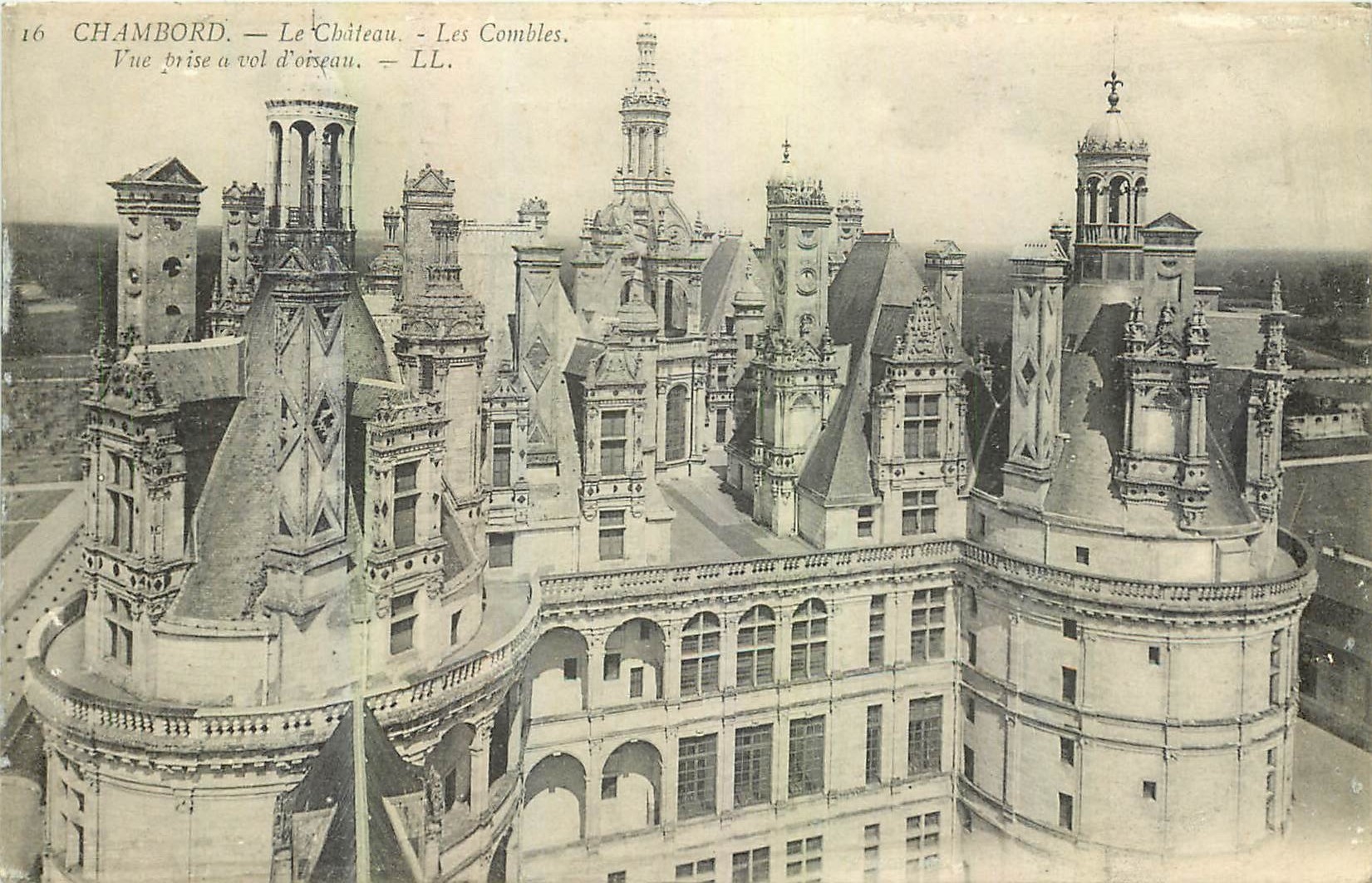 CPA Chambord Le Chateau les Combles vue prise a vol d'Oiseau