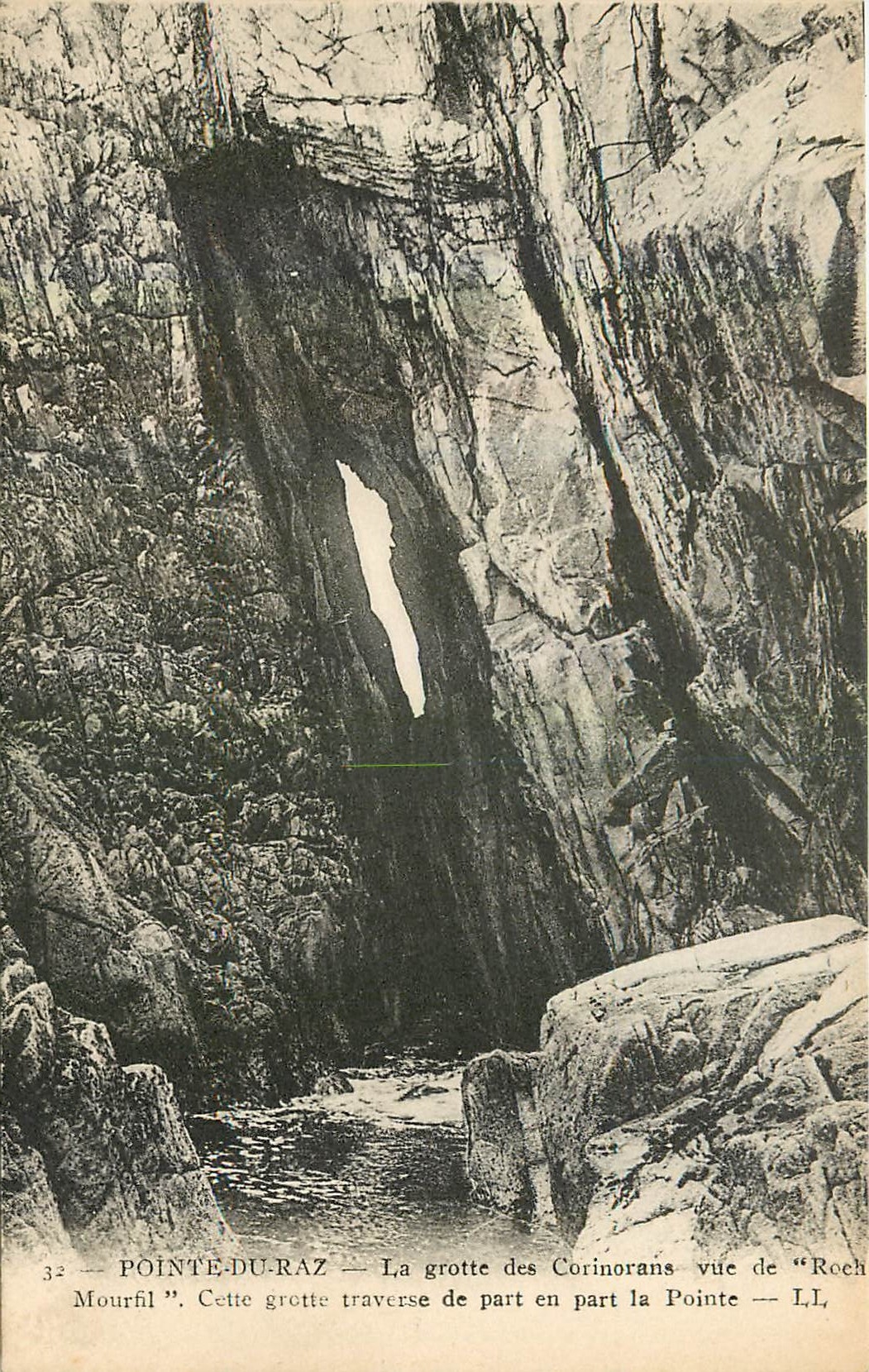 CPA Pointe du Raz la grotte des Corinorans vue de Roch