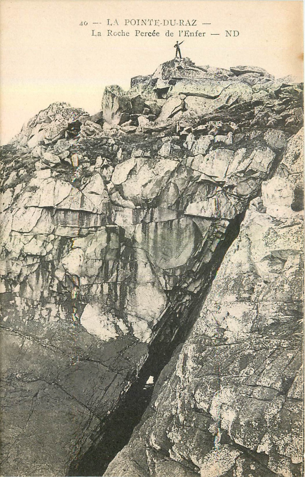 CPA La Pointe du Raz la roche Percee de l'enfer