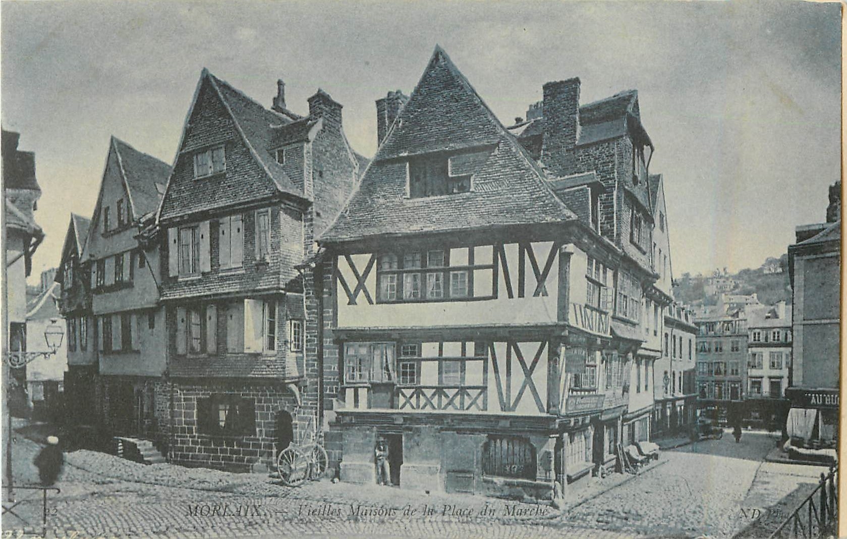 CPA Morlaix vieilles maisons de la Place du marche