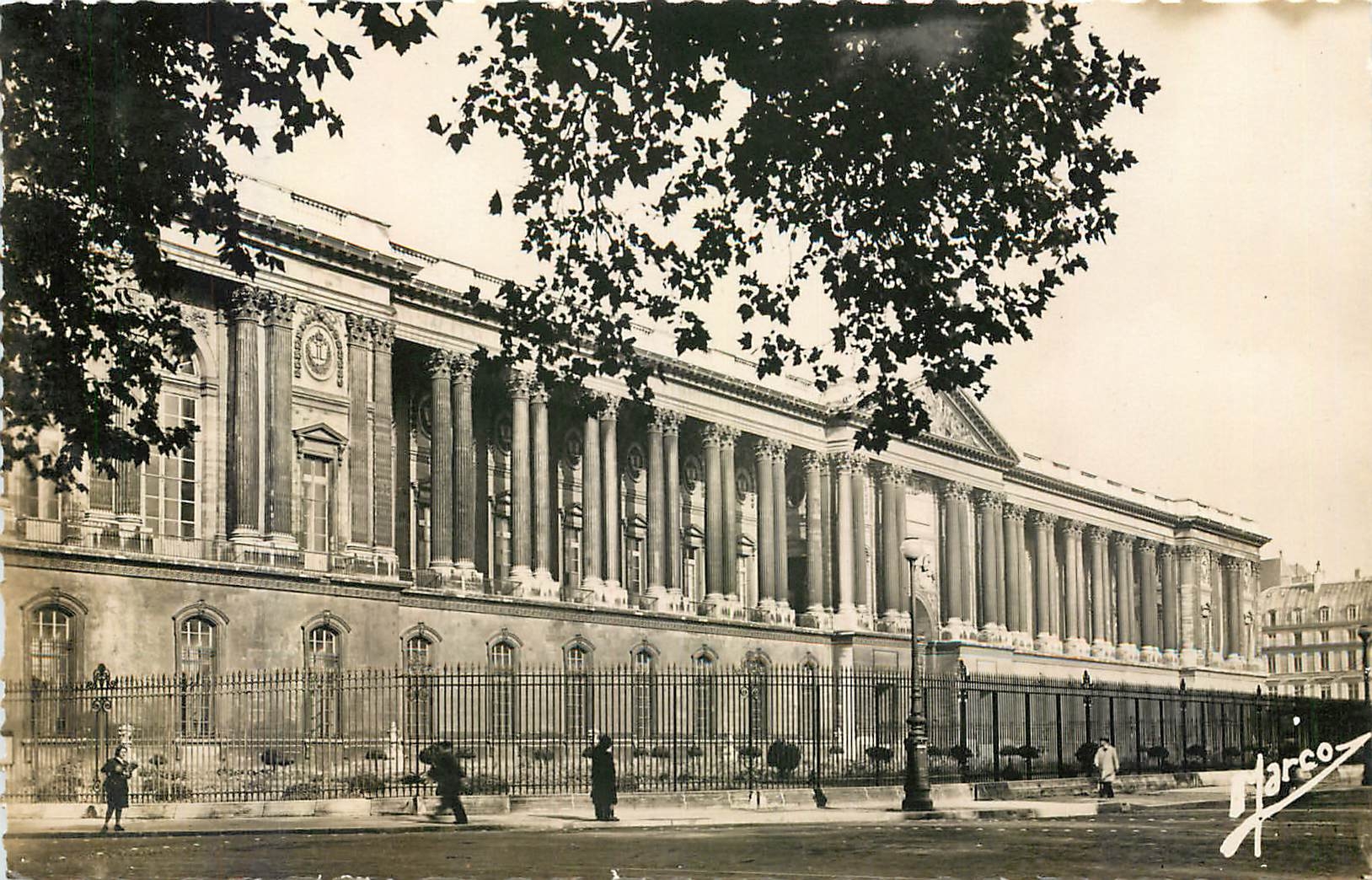 CPA Notre Paris le Palais du Louvre 