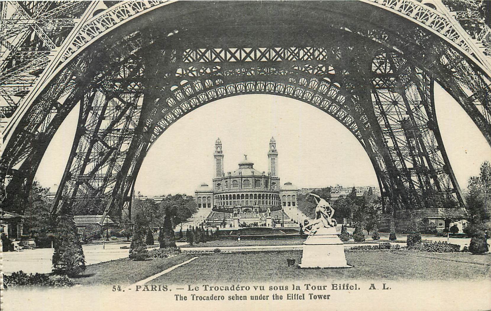 CPA Paris le Trocadero vu sous la Tour Eiffel 