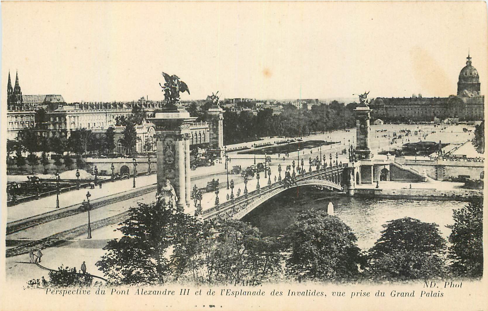 CPA Perspective du Pont Alexandre III et de l'Esplanade des Invalides vue prise du Grand Palais 
