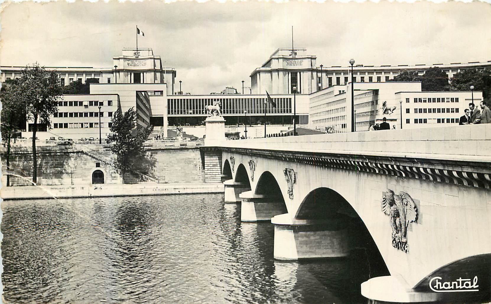 CPA Paris Le Palais de Chaillot et le Pont d'Iena