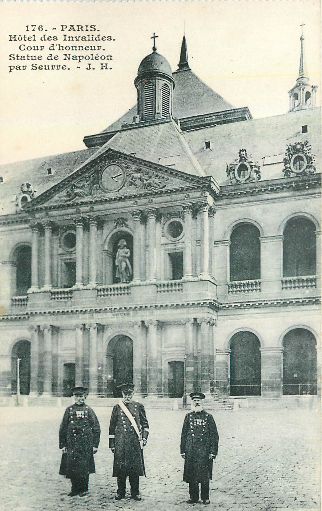 CPA Paris Hotel des Invalides Cour d'Honneur Statue de Napoleon par Seurre