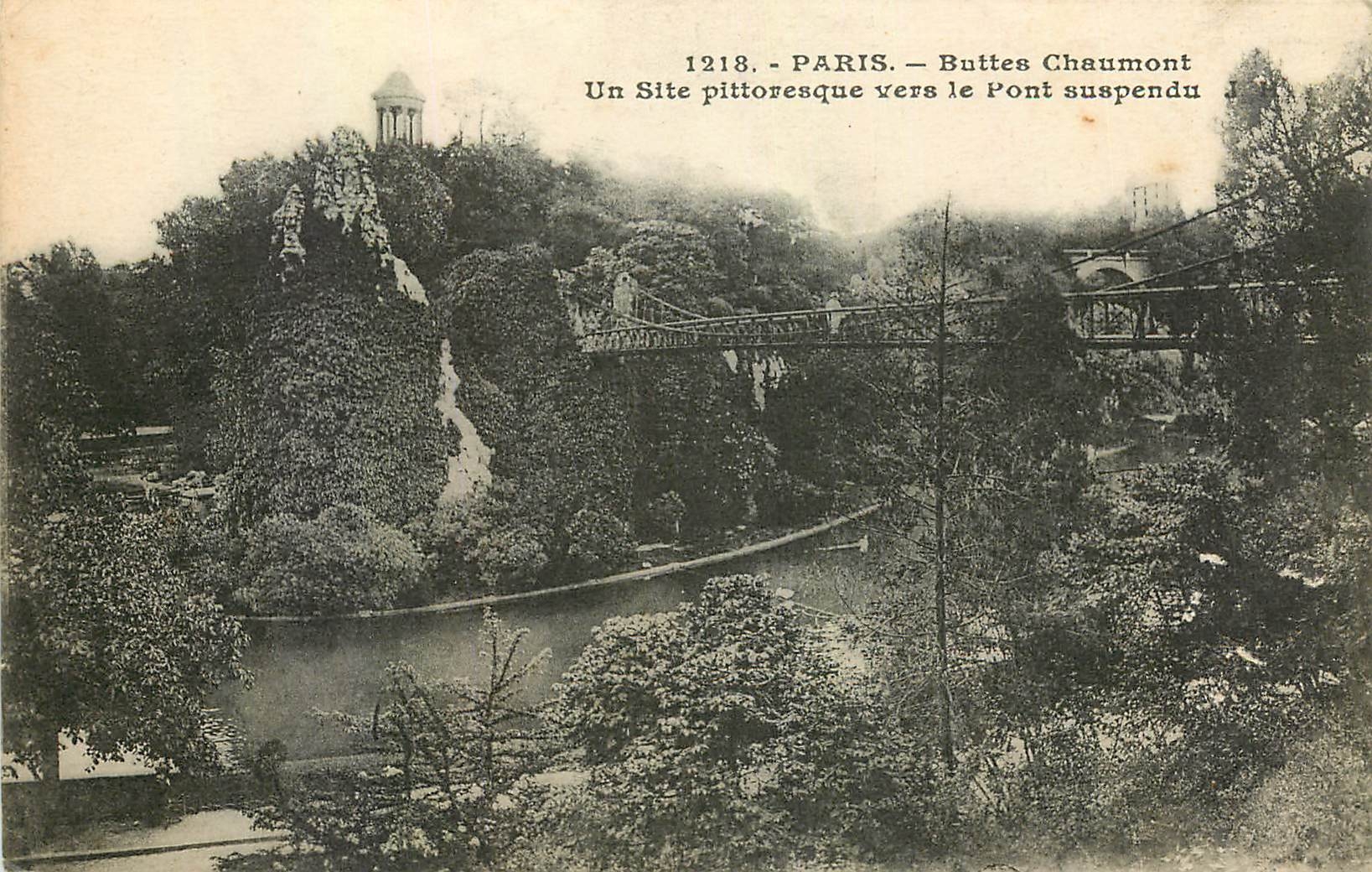 CPA Paris Buttes Chaumont un site pittoresque vers le pont suspendu