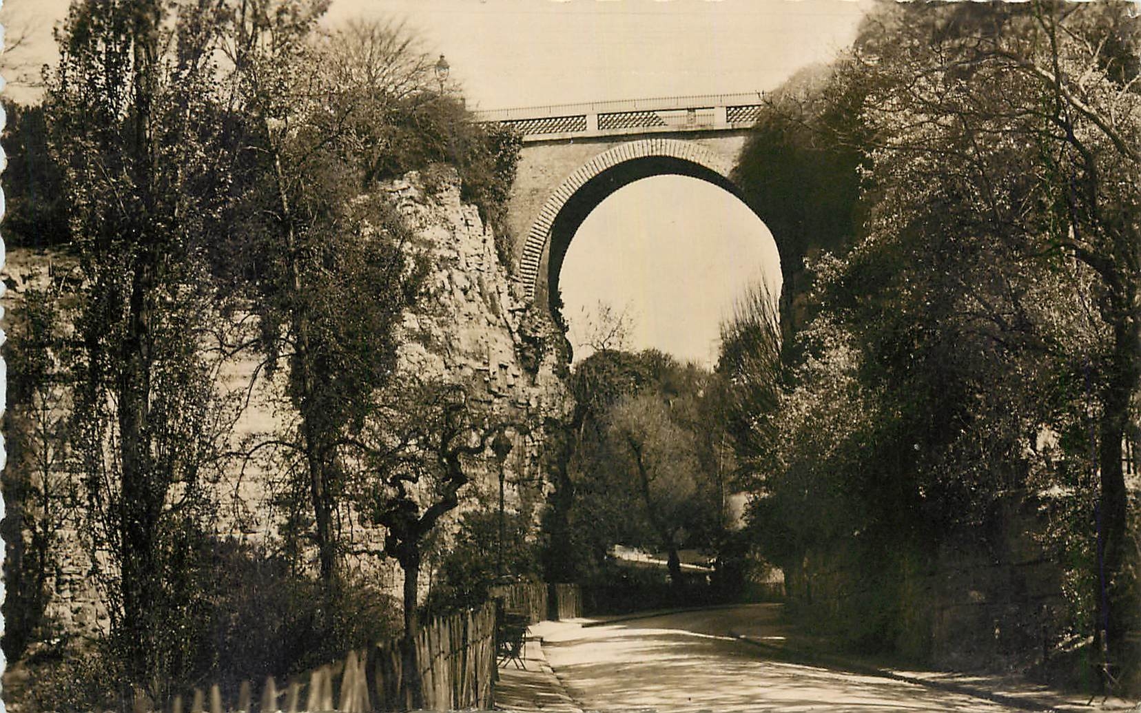 CPA Paris les buttes chaumont le pont 
