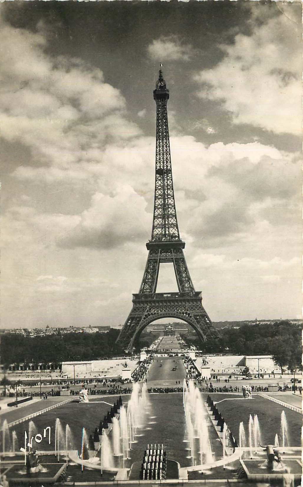 CPA Paris en Flanant la Tour Eiffel 
