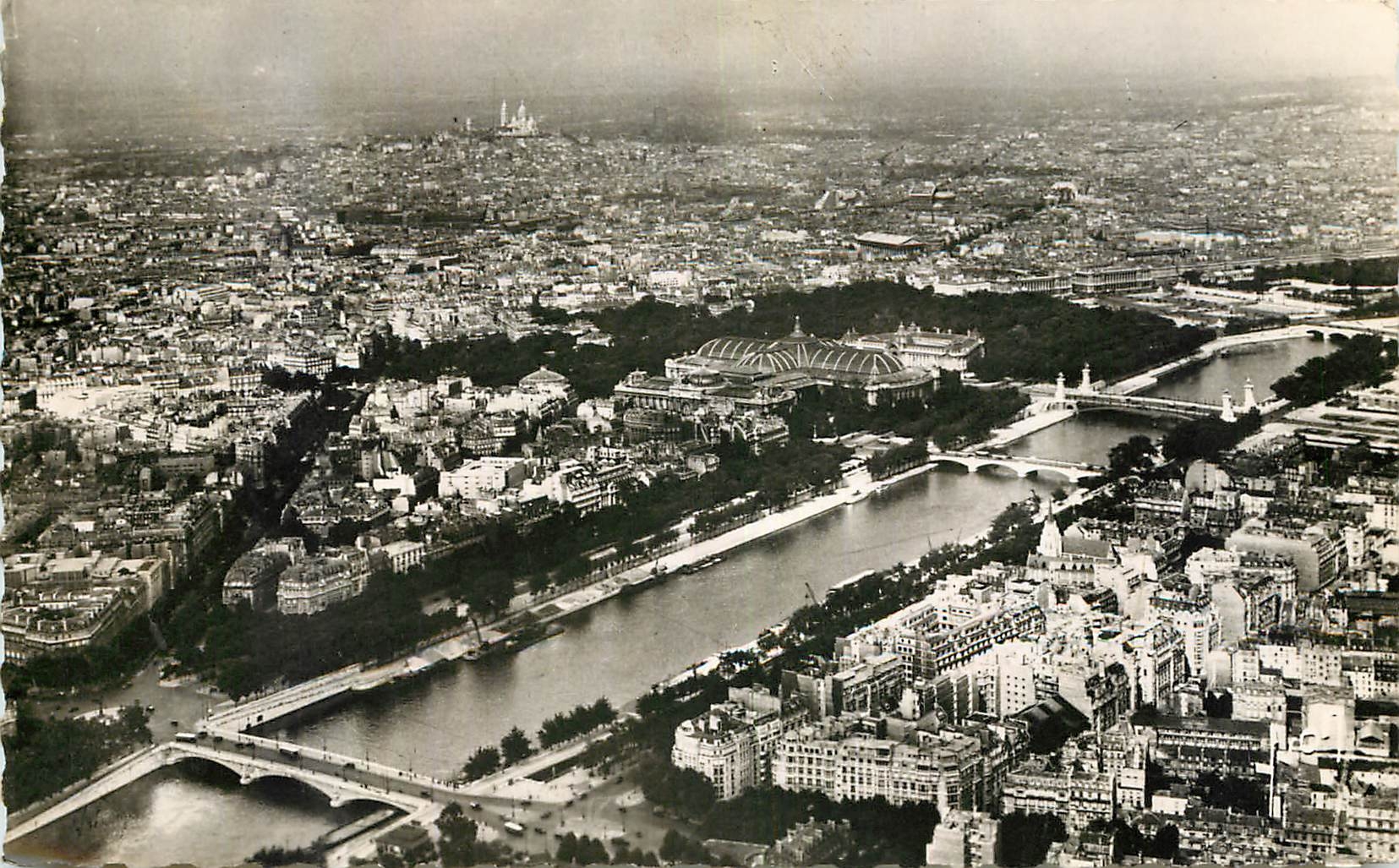 CPA Paris en Flanant vue panoramique prise de la Tour Eiffel sur la Seine et la Butte Mentmartre 