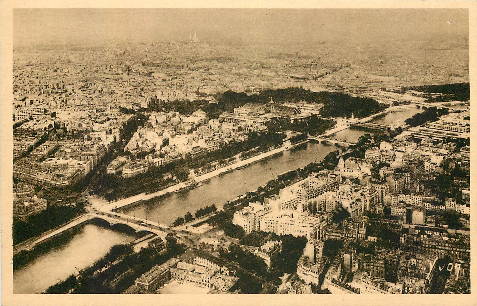 CPA Paris en Flanant vue panoramique prise de la Tour Eiffel sur la Seine et la Butte Montmartre 