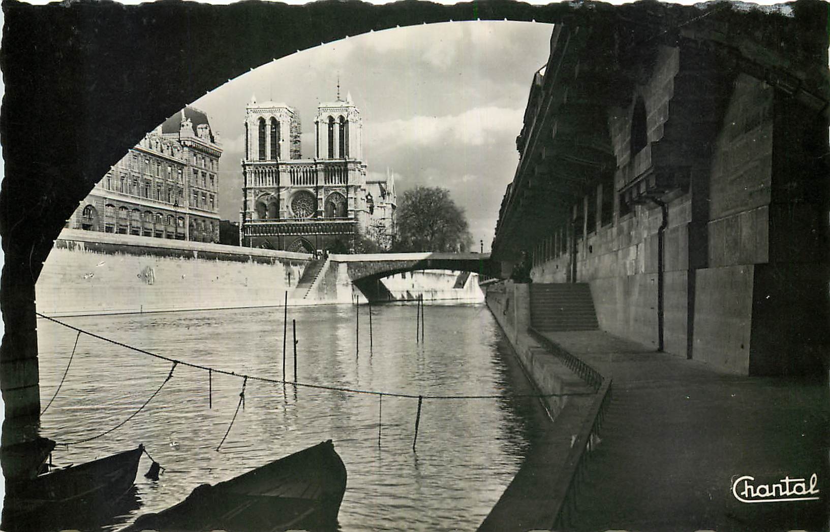 CPA Paris Promenade sous les Ponts Notre Dame